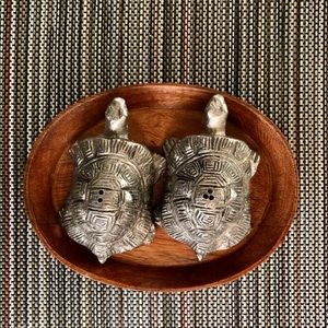 Vintage turtle shape salt and pepper shaker